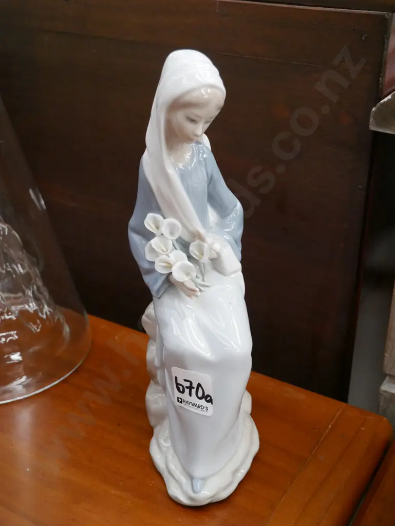 Lladro figure of a sitting girl with arum lilies H-240 Image 1++
