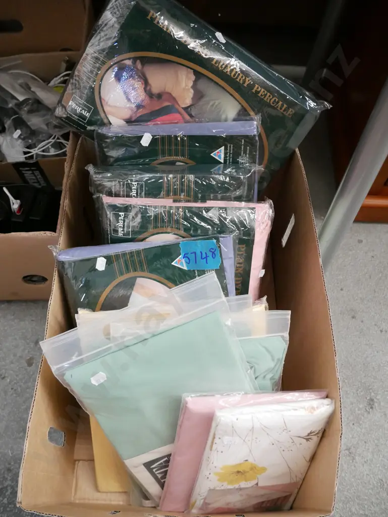 box; pillow cases & sheets Image 1++