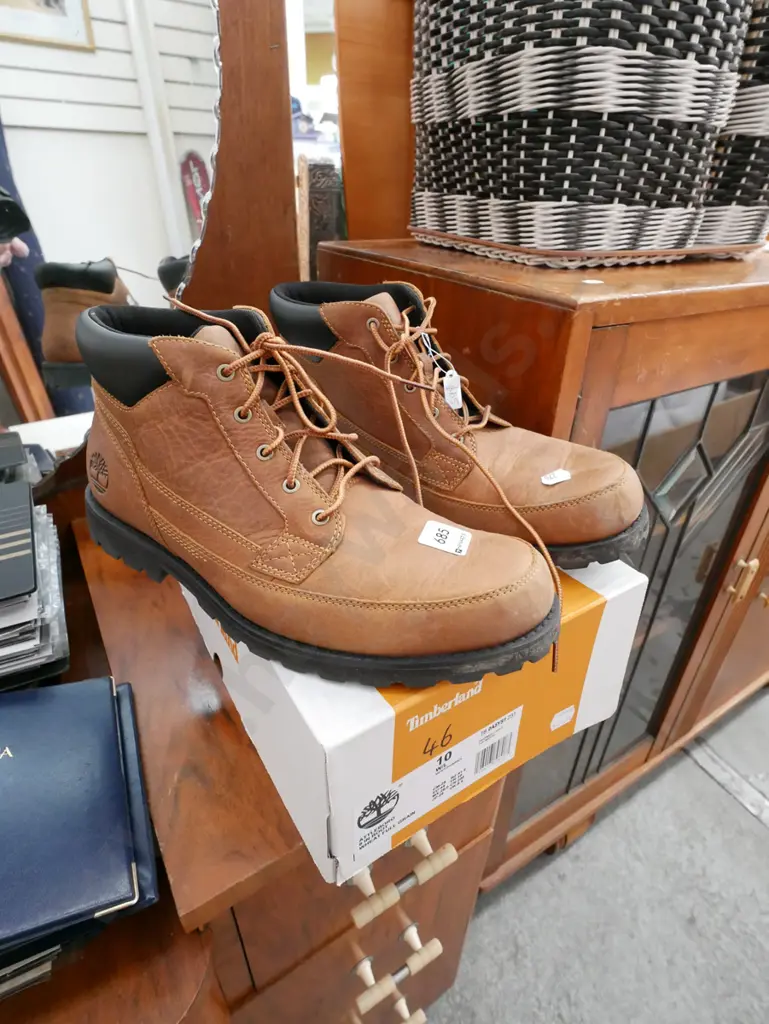as new Timberland size 10 mens boots Image 1++
