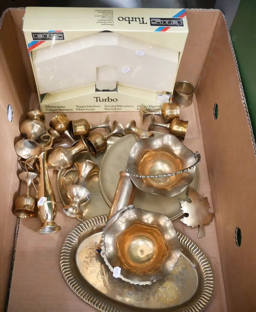 box; small brass vases, goblets, bowls & trays Image 1++