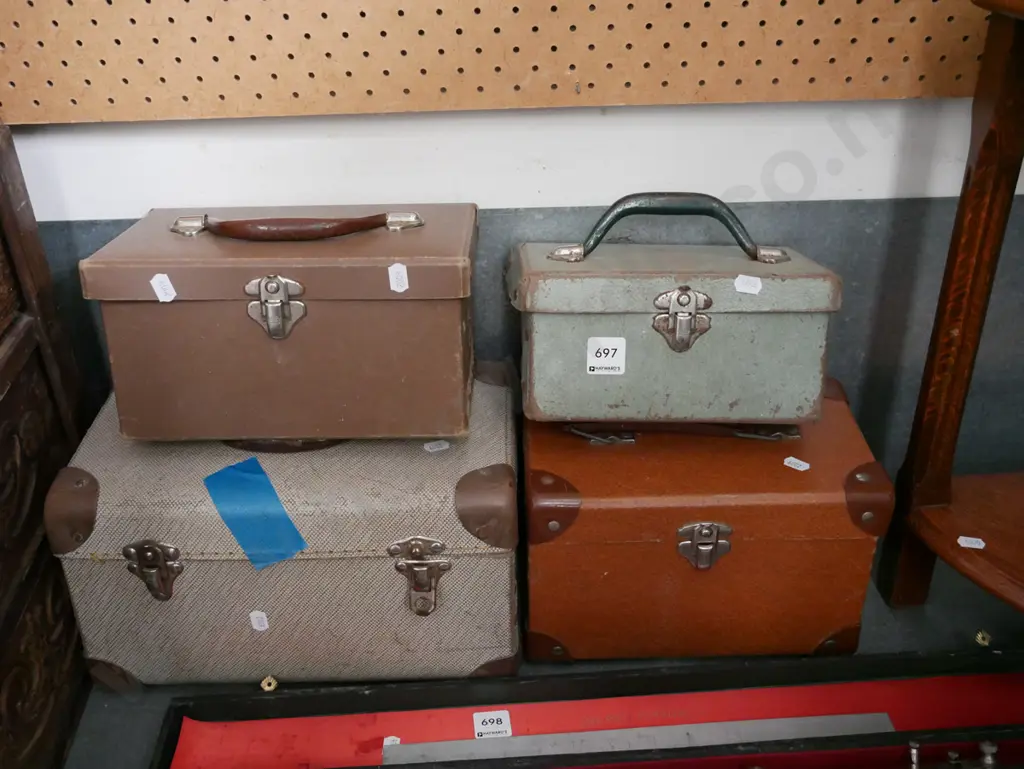4 x small vintage carry cases Image 1++