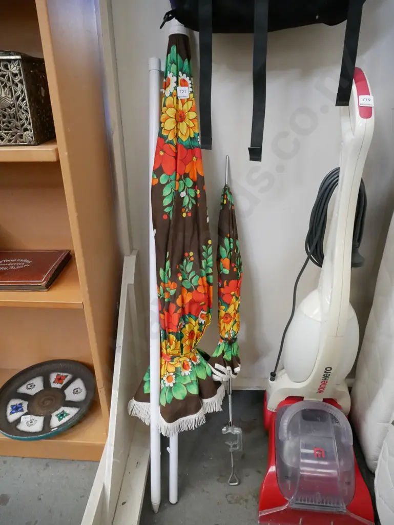 2x sun umbrellas Image 1++