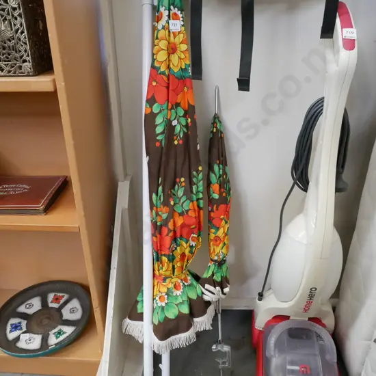 2x sun umbrellas