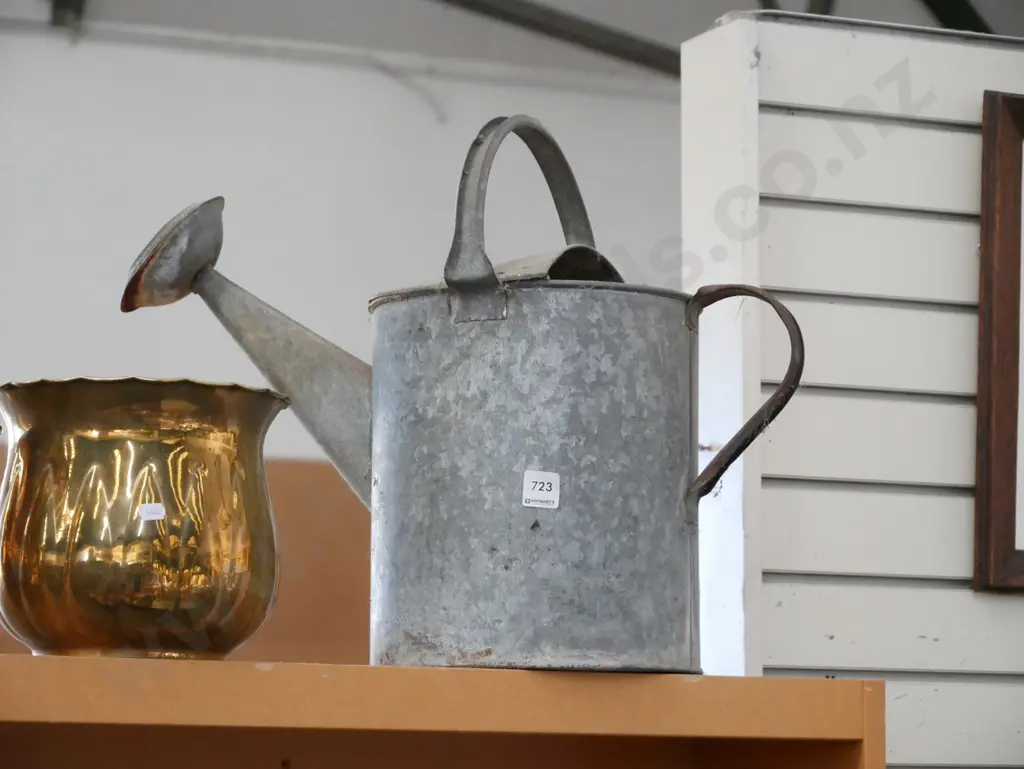 galvanised watering can Image 1++