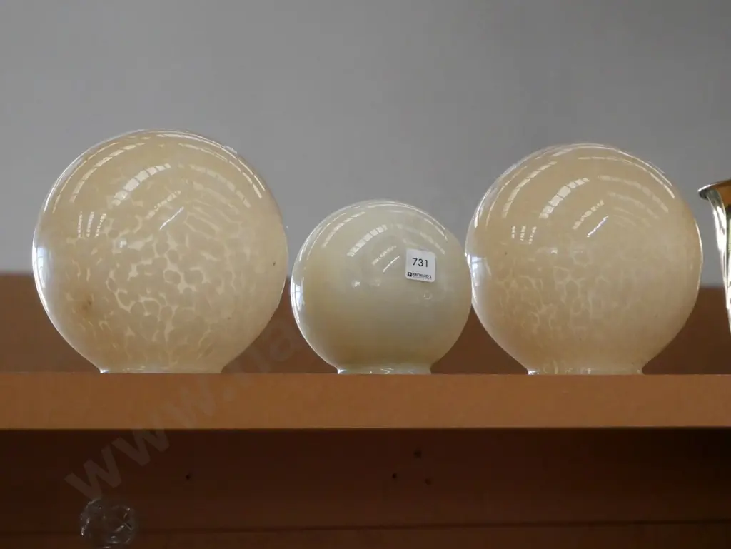 3x deco glass light fittings Image 1++
