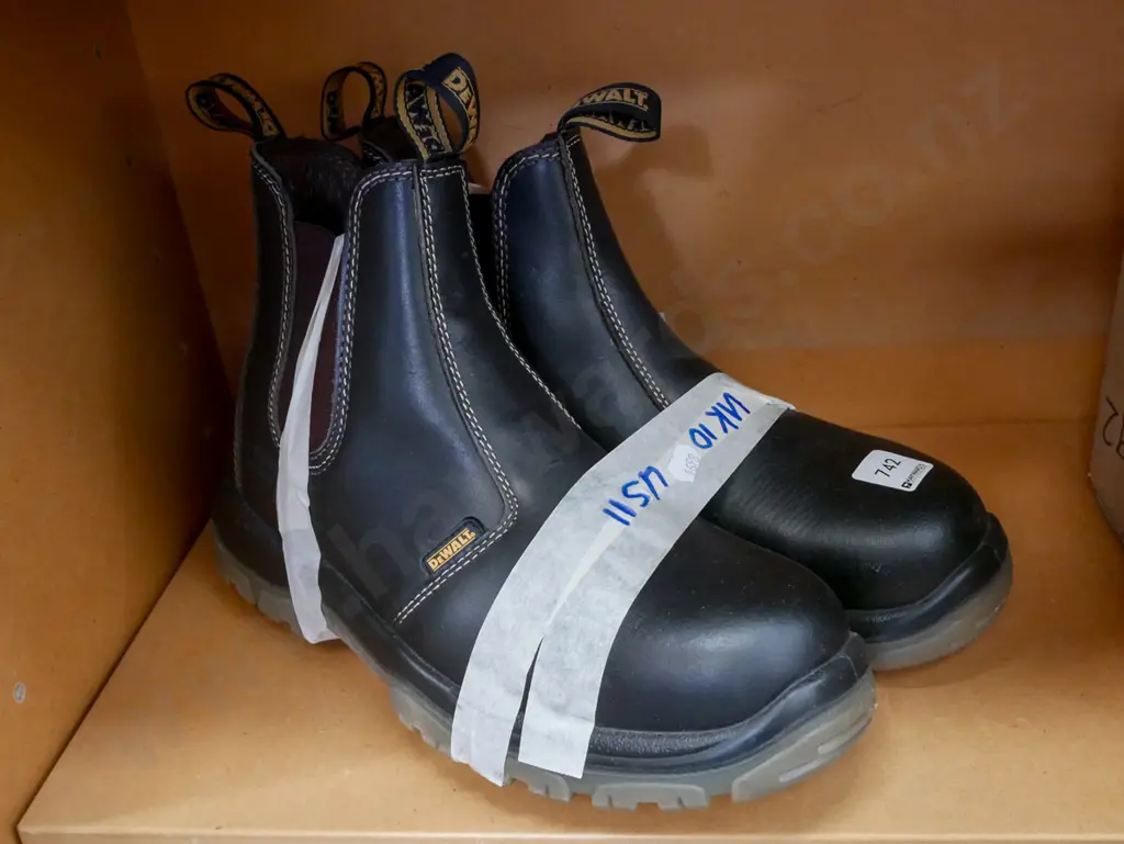 pair as-new de Walt steel capped US 11 work boots Image 1++