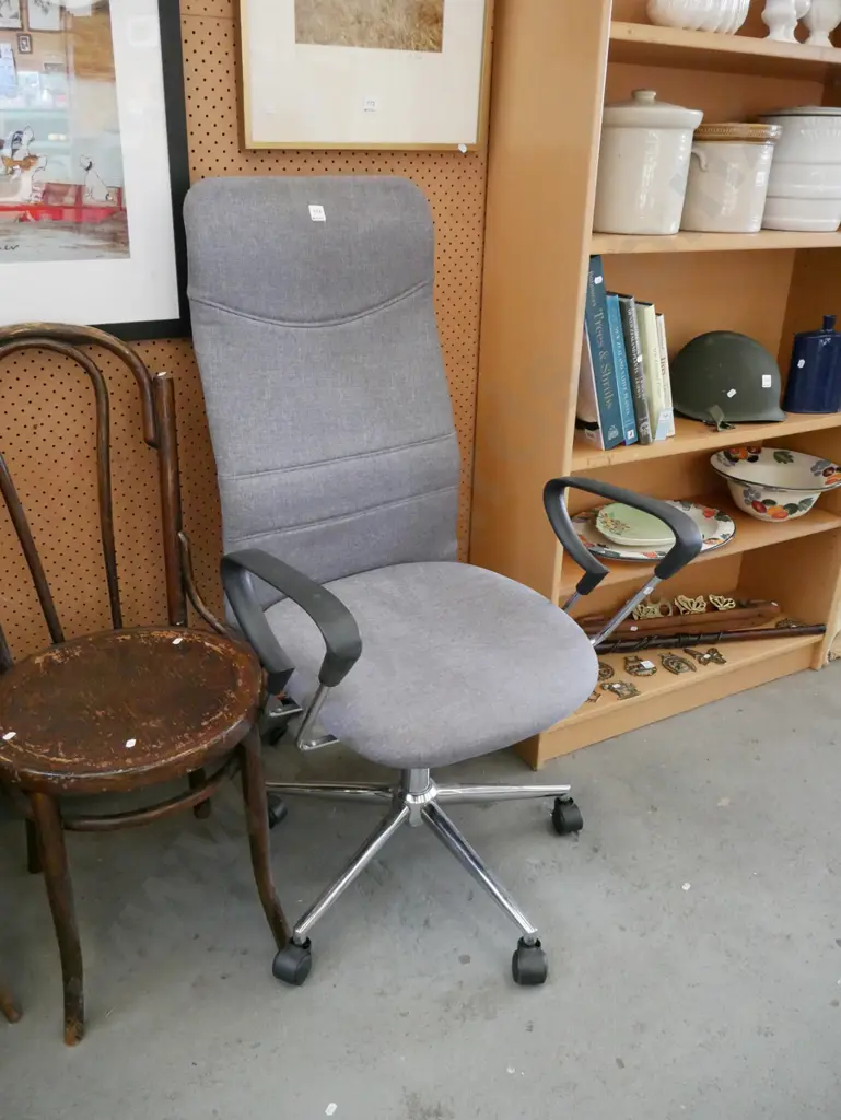 grey office chair Image 1++