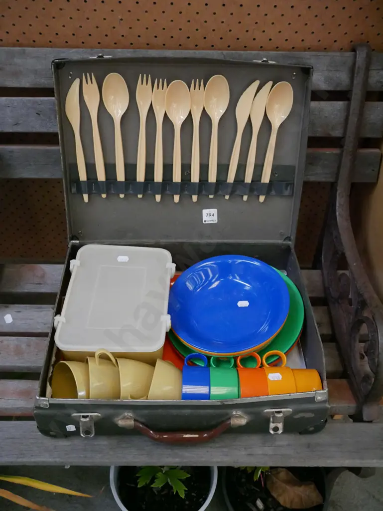 retro picnic hamper with contents Image 1++
