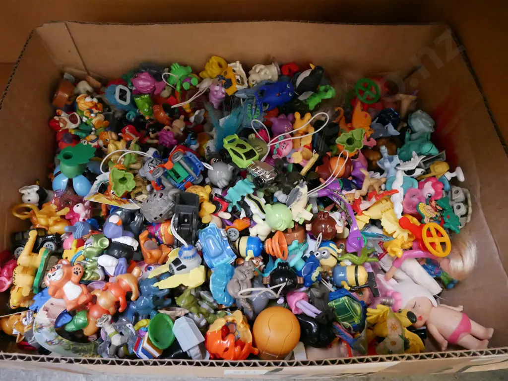 box; plastic toys Image 1++
