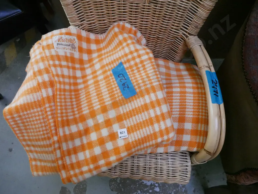 pair of Mosgiel Mills orange blankets Image 1++