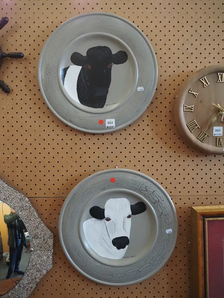 2x cow paintings on wooden plates Image 1++