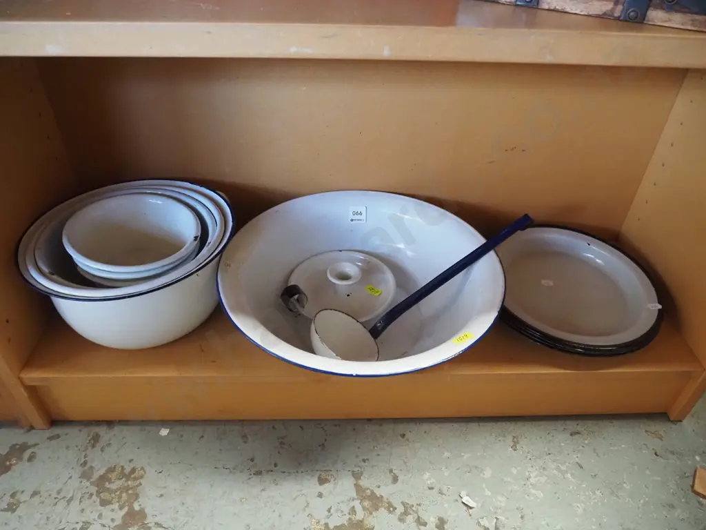 enamel ware; chamber pot, bowl, candlestick etc Image 1++