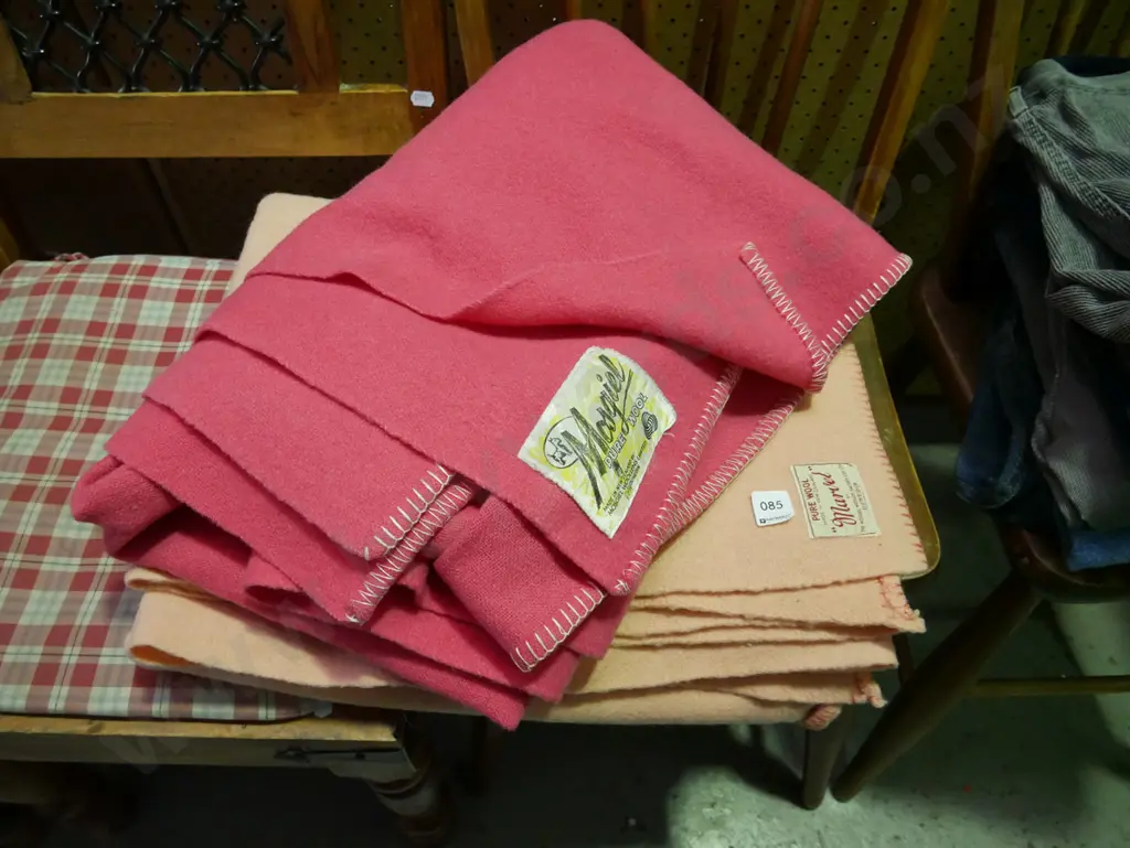 2x pink woollen blankets Image 1++