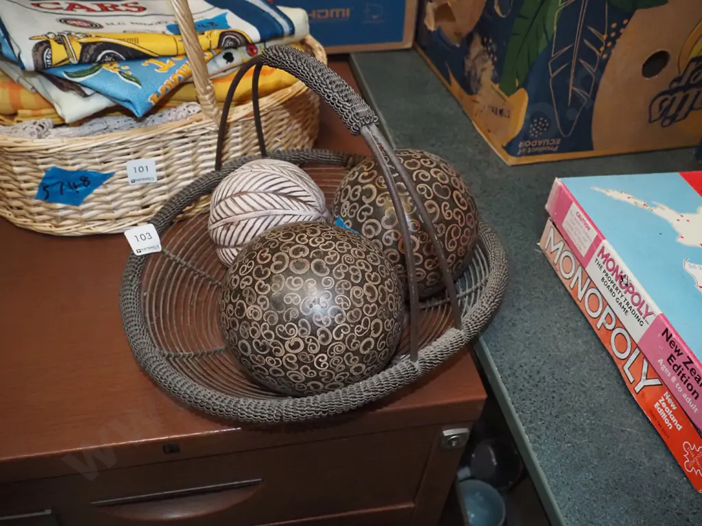 metal basket and 3 deorative balls Image 1++