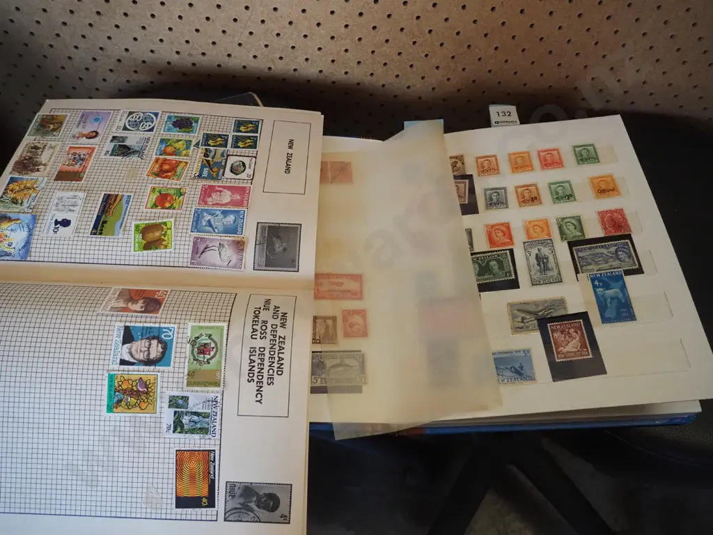 4x stamp albums Image 1++