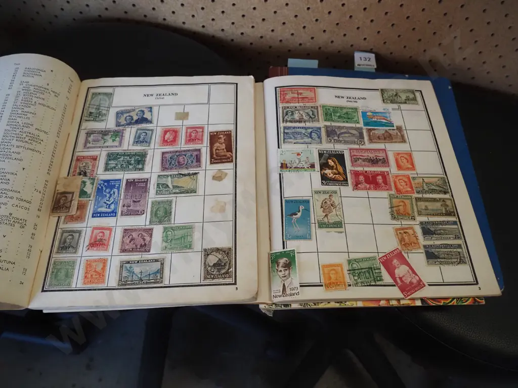 4x stamp albums Image 1++