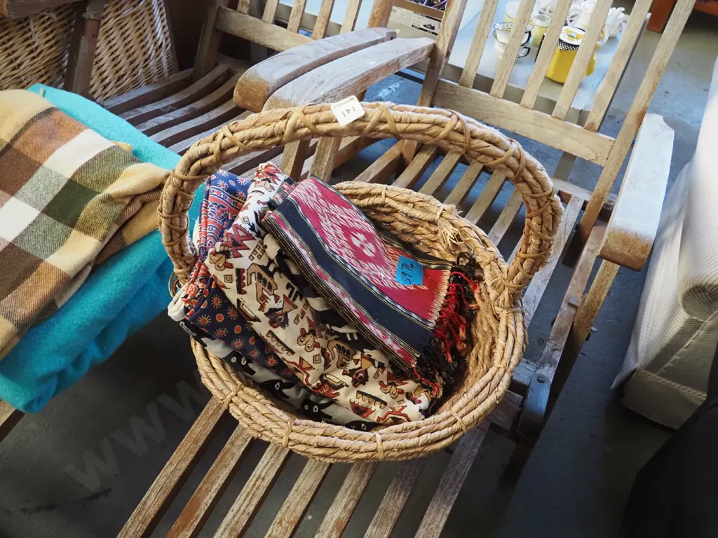 seagrass basket, fabric pieces Image 1++