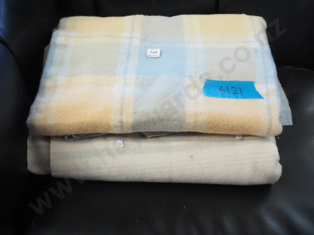 2x woollen blankets Image 1++