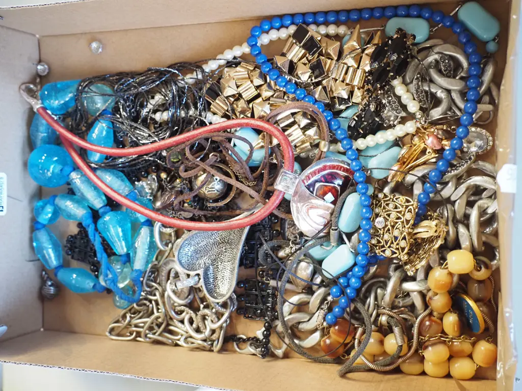 box of costume jewellery Image 1++