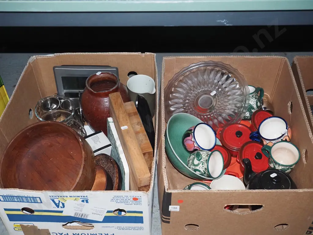 2x boxes; wooden bowls, chopping boards, coffee cups, cake stand etc - red dots Image 1++