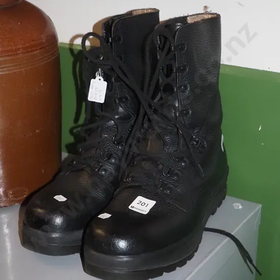 pair of Size UK9 Swiss Army boots