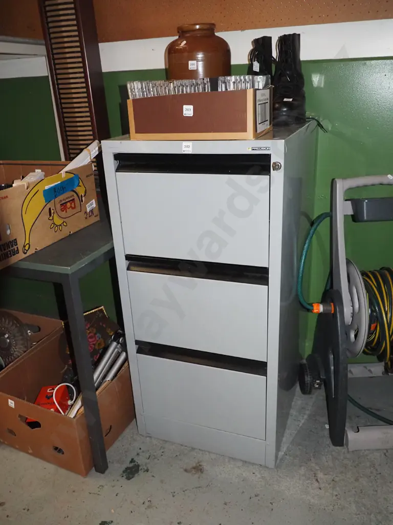 Precision lockable 3 drawer filing cabinet- key in office Image 1++