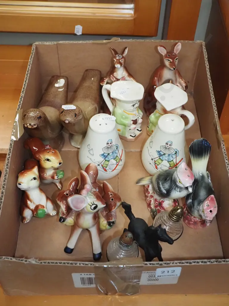 box; novelty salt and pepper shakers Image 1++