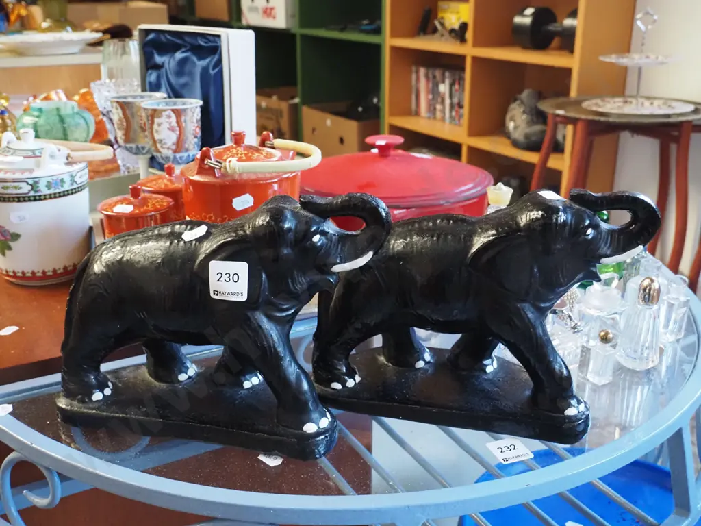 2x elephant figurines Image 1++