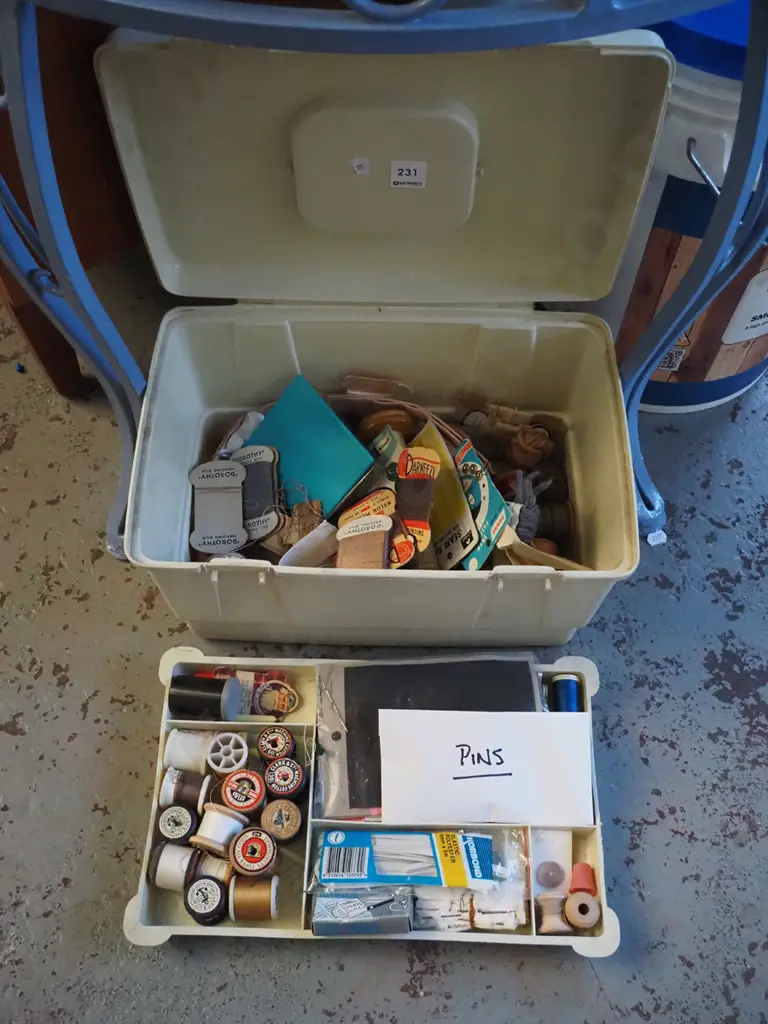 sewing box; threads, pins etc Image 1++