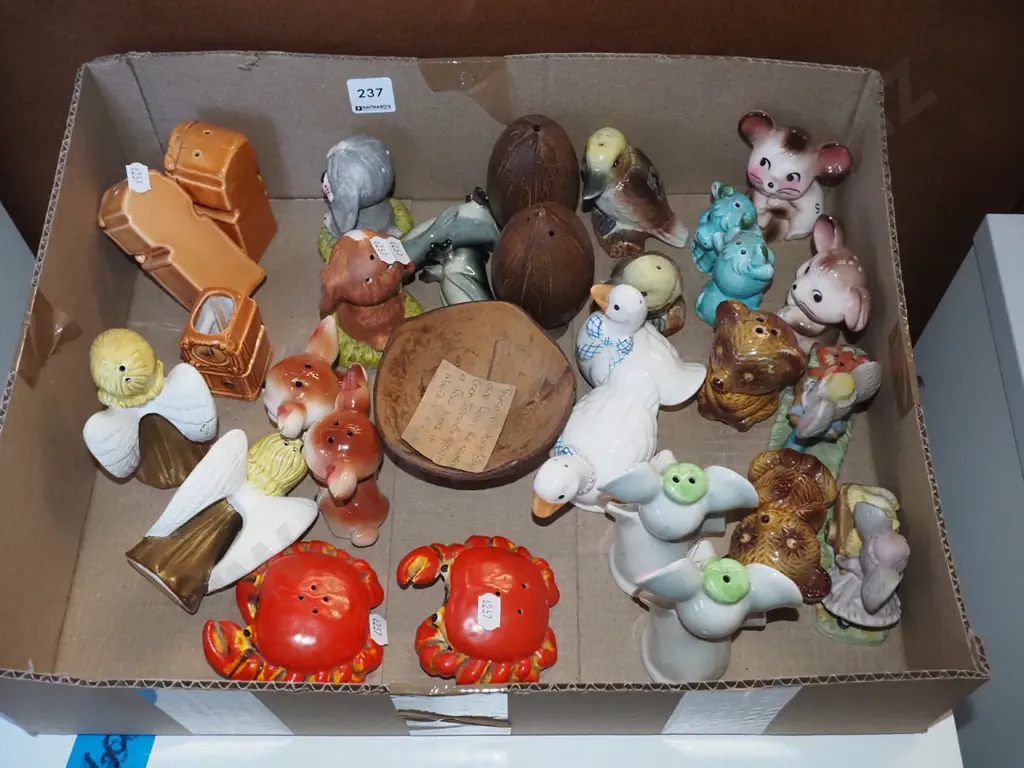 boxed novely salt and peppers Image 1++