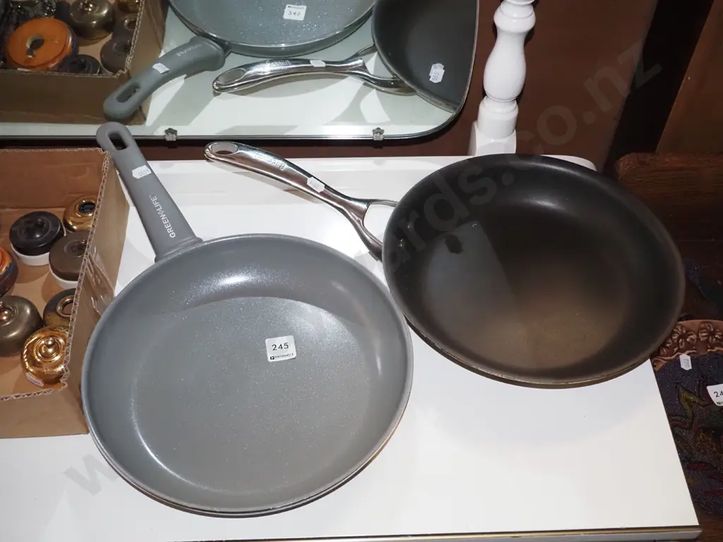 2x as-new frying pans Image 1++