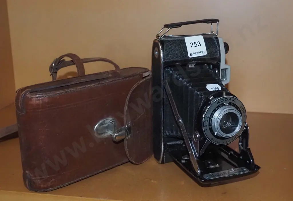 Kodak concertina camera in case Image 1++