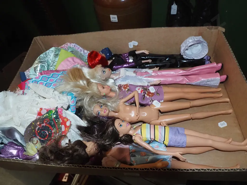box of dolls Image 1++