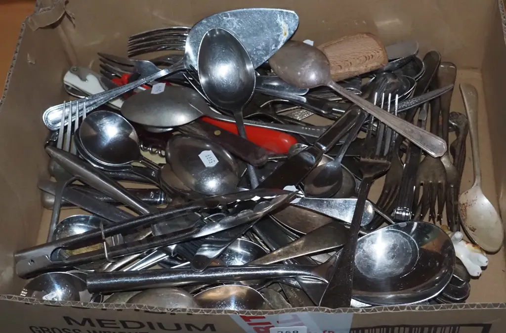 box of cutlery Image 1++