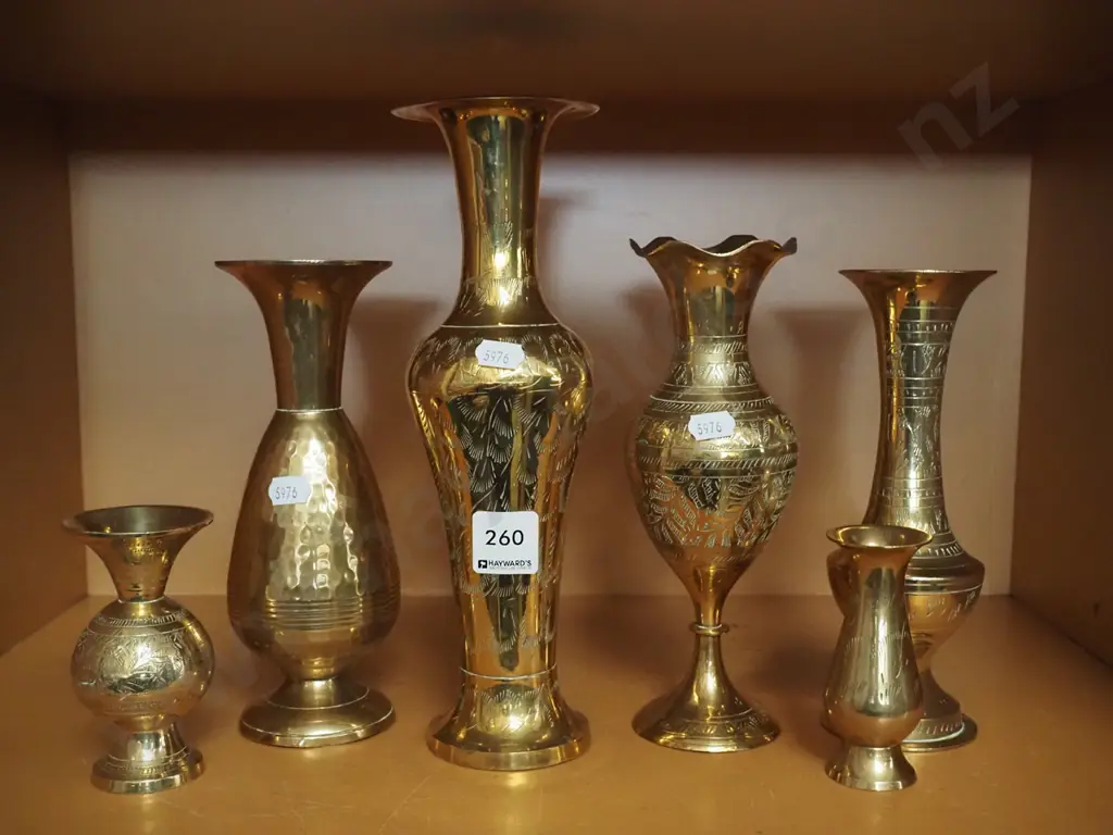shelf of glass vases H-250 Image 1++