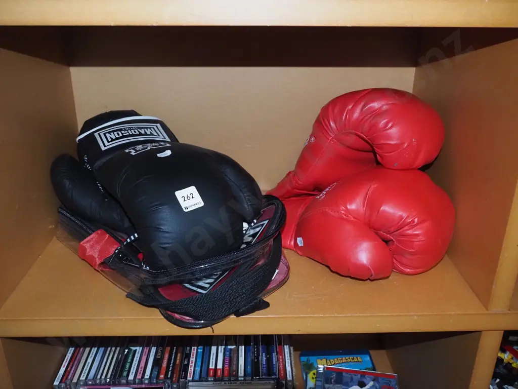 2x pairs of boxing gloves Image 1++