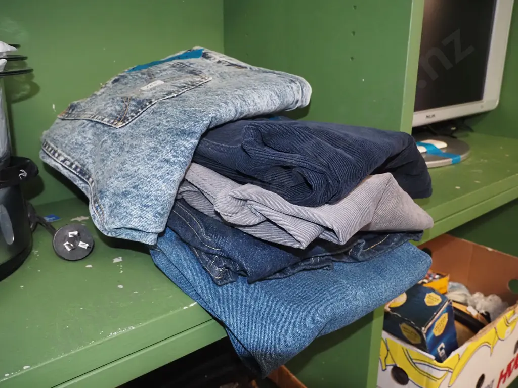 5x pairs of jeans and cords Image 1++