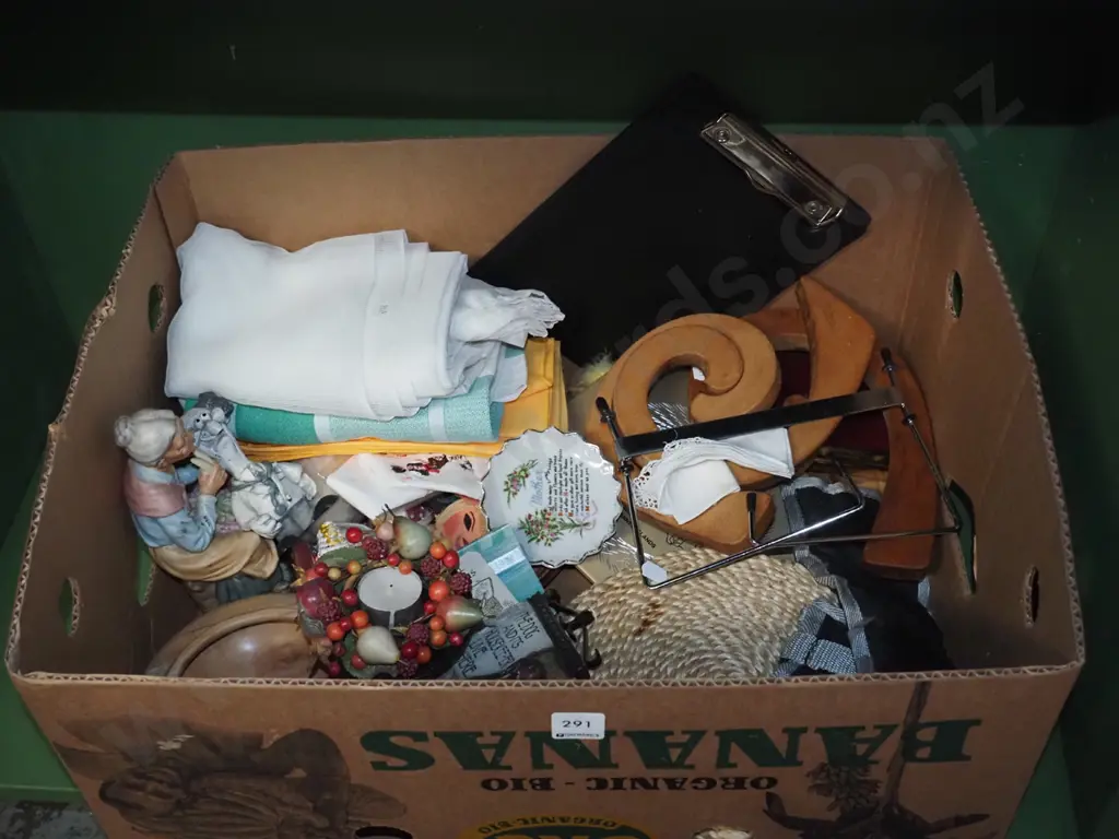 box; linen, ornaments, placemats etc Image 1++