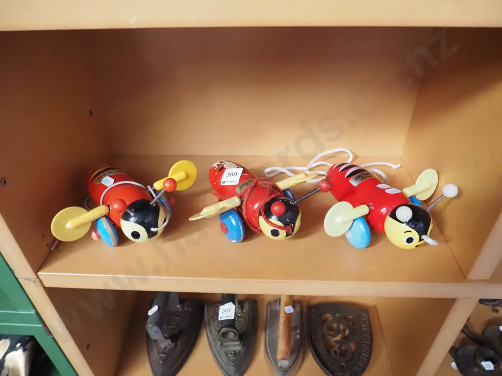 3x wooden Buzzy Bees Image 1++