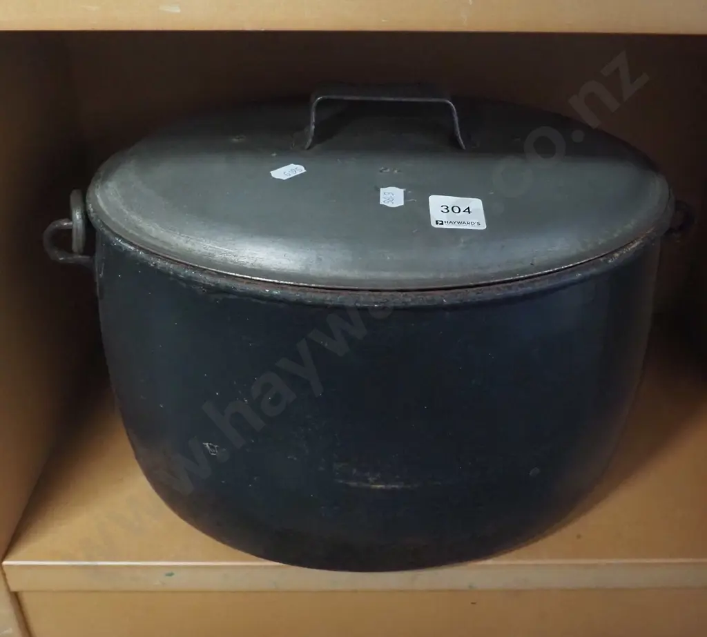 rusty tarnished oval boiler Image 1++