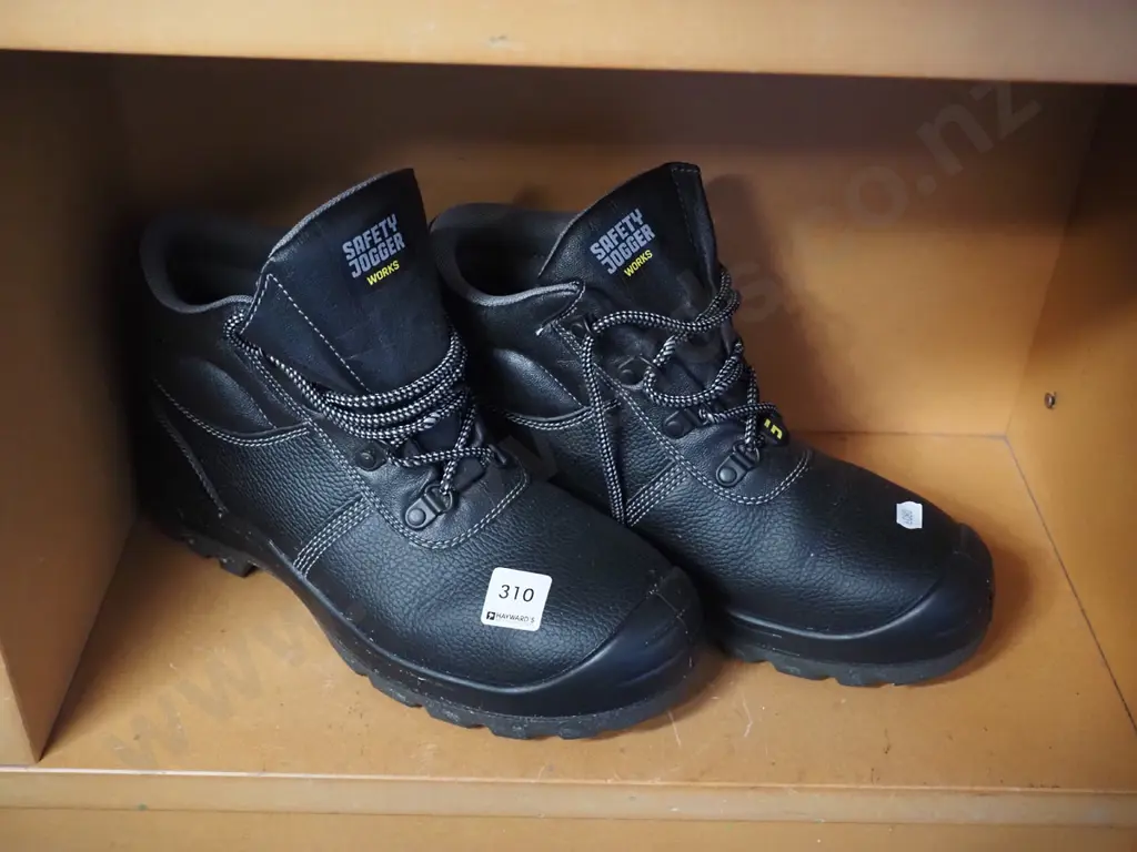 pair of steel cap UK 9 work boots Image 1++