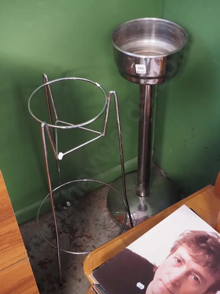 2x jardiniere stands Image 1++