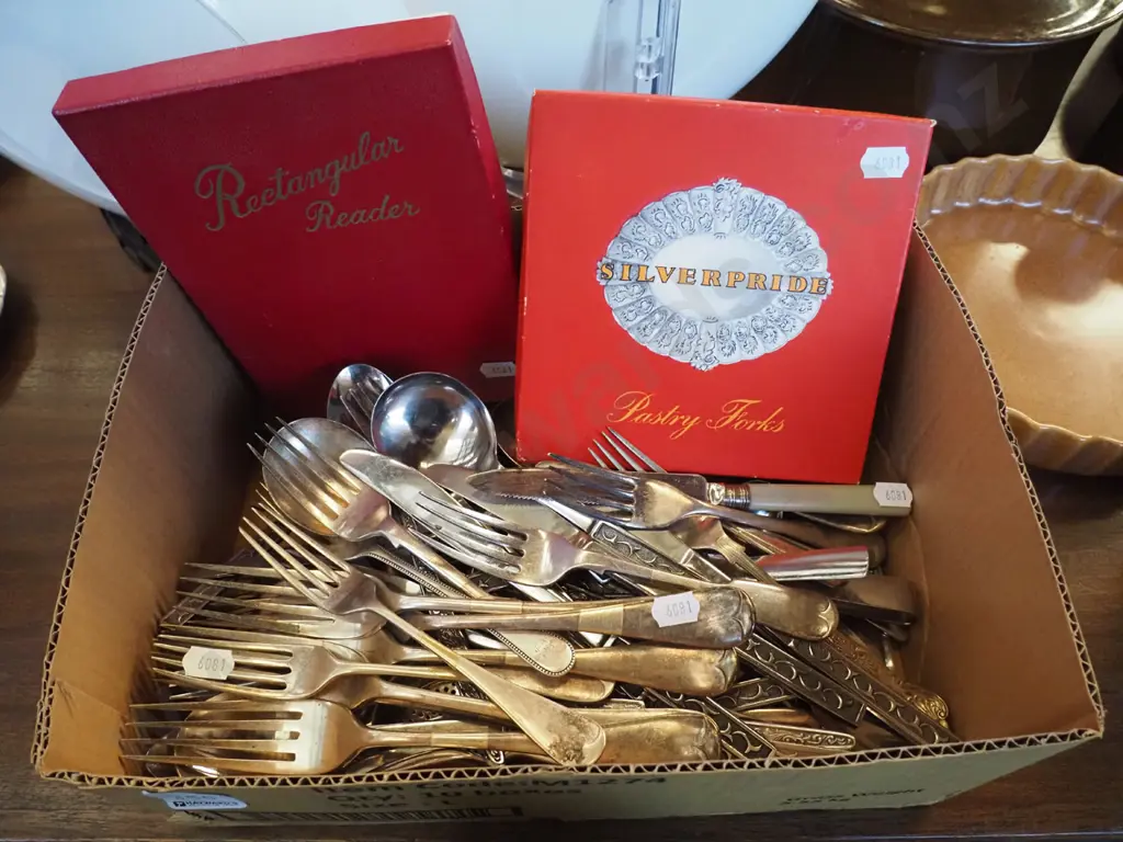 box of cutlery Image 1++