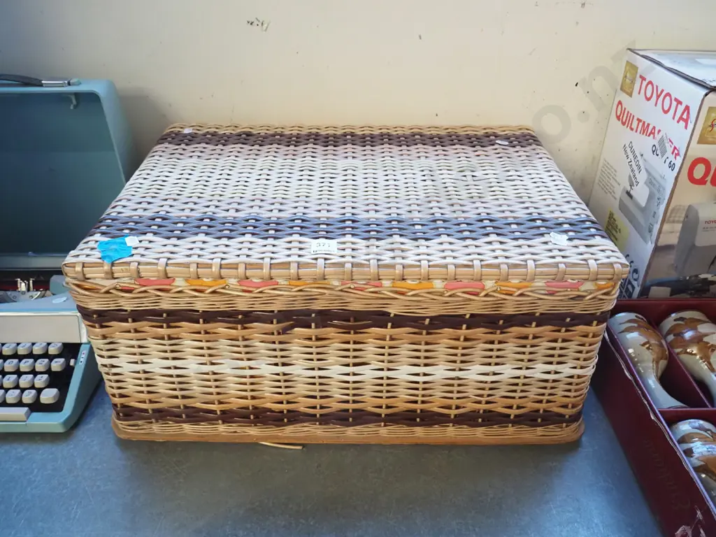 woven plastic picnic hamper Image 1++
