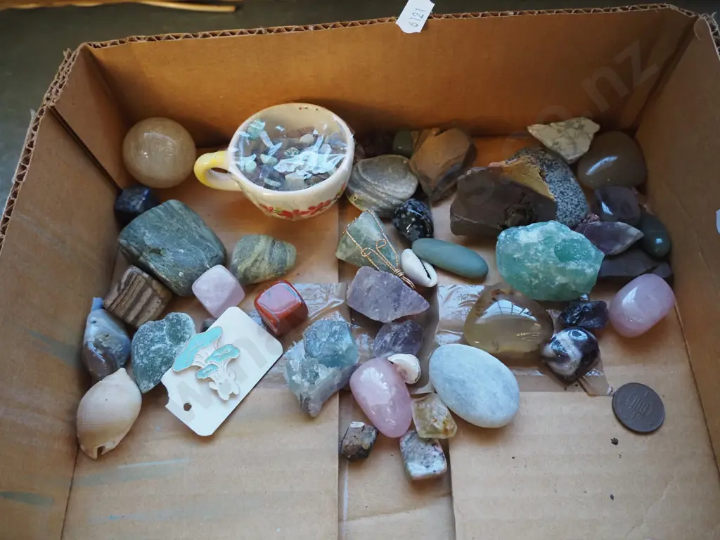 box; polished gem stones and other stones Image 1++