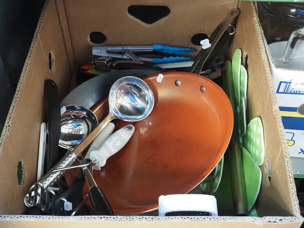 box; frying pans, wok, tongs, utensils etc Image 1++