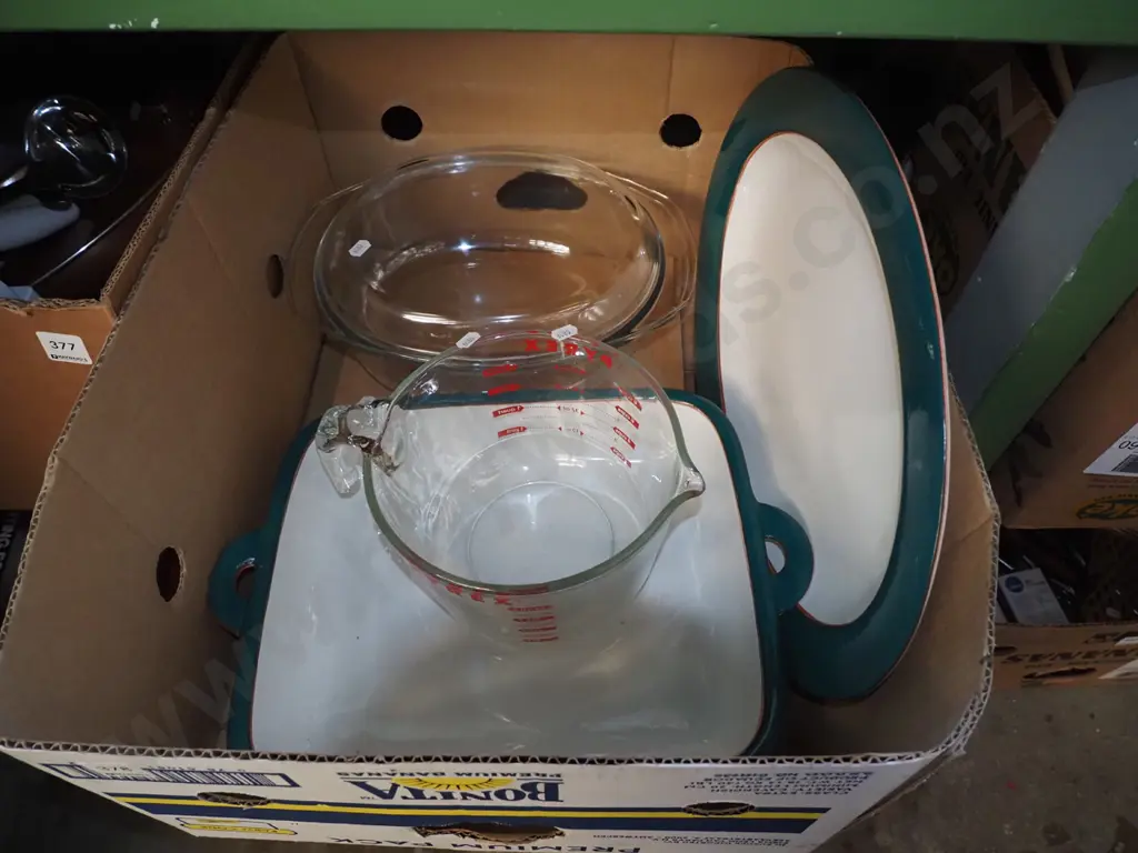 box; Pyrex baking dishes, ashet etc Image 1++
