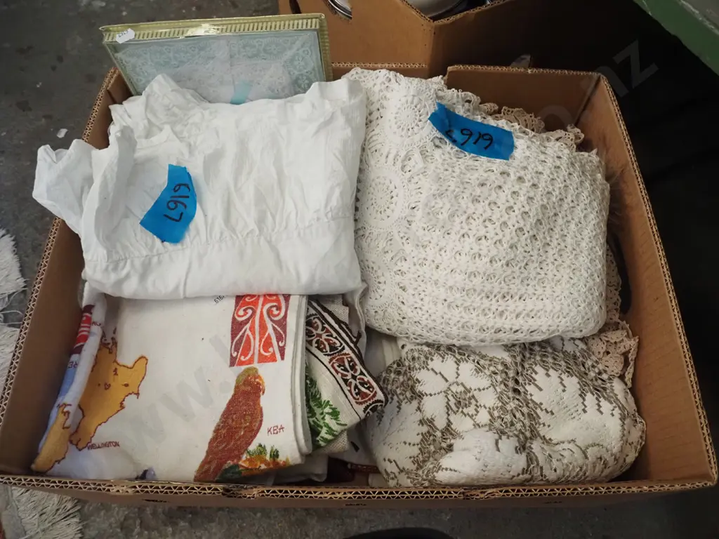 box; tea towels, tablecloths, napkins Image 1++