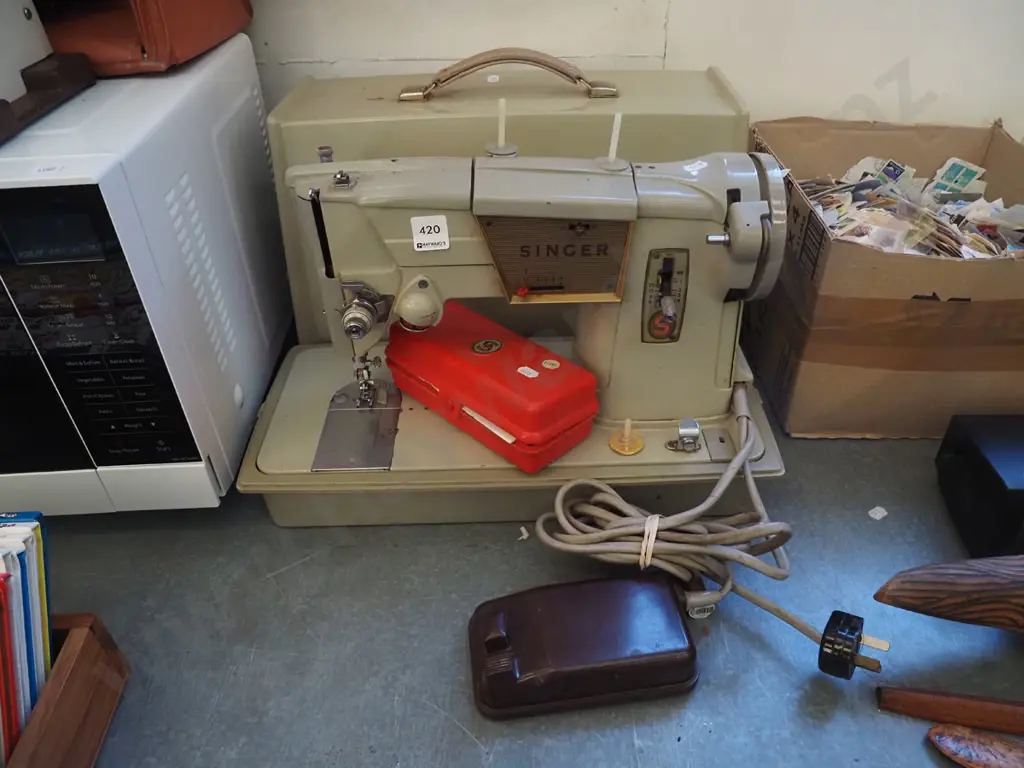 Singer table top sewing machine Image 1++