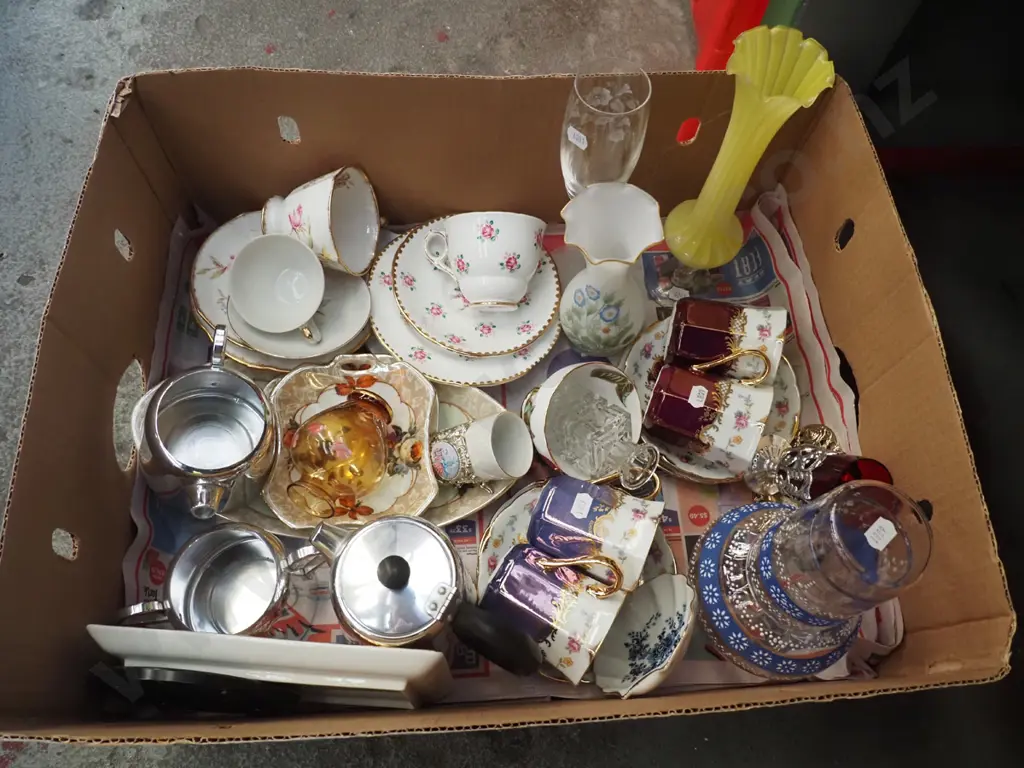 box; trios, cups, saucers, glass vases etc Image 1++